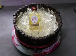 Oto pomysł, jak zrobić tort z butelek alkoholu: czekoladowe paluszki otaczają galaretkę z butelką Soplicy Orzech L răspasowy.
