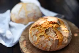 Jak odświeżyć pieczywo w mikrofali bez wysuszenia? Sprytne triki dla idealnego smaku
