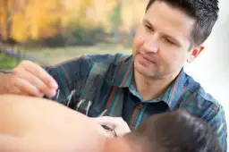 Akupunktura: Skutki uboczne? Jak uniknąć ryzyka i wybrać specjalistę.