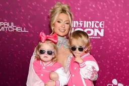Paris Hilton z dwójką uroczych dzieci, obie w różowych kurtkach i okularach przeciwsłonecznych.