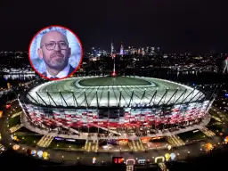 Wizerunek mężczyzny w okularach na tle nocnego Stadionu Narodowego. Dyskusja o tym, ile kosztował Stadion Narodowy, trwa.