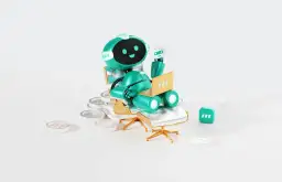 Uroczy bot siedzi na krześle, pracując na laptopie. Wokół niego leżą monety, a obok kostka z symbolem. To właśnie boty co to - pomocnicy w cyfrowym świecie.