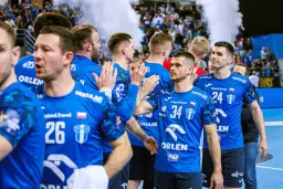 Piłkarze ręczni Wisły Płock w niebieskich strojach z numerami 26, 34 i 24, gotowi do meczu z Nantes.