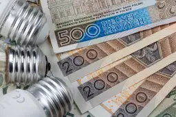 Żarówki LED leżą na polskich banknotach 500 i 200 zł.