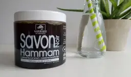 Czarne mydło do twarzy Savon Hammam Naturado z oliwą z oliwek, idealne do pielęgnacji.