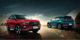 Dwa stylowe chińskie samochody, czerwony i turkusowy SUV, prezentują się na tle miejskiego krajobrazu i nowoczesnej architektury.