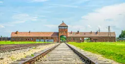 Gdzie leży Auschwitz? Odkryj lokalizację i historię miejsca pamięci