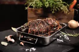 Chuda wieprzowina, pieczony schab w siatce, idealny na dietę odchudzającą. Kalorie i makroskładniki pod kontrolą.