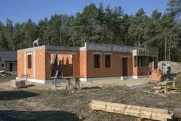 Porównanie materiałów budowlanych: co wybrać, aby zaoszczędzić?