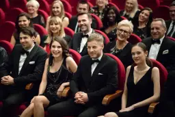 Jak się ubrać do teatru? Kluczowe zasady elegancji dla kobiet