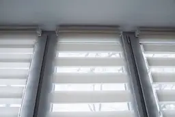 Ile kosztuje montaż rolet dzień noc? Sprawdź ukryte koszty!