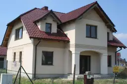 Idealna elewacja do mahoniowych okien - jakie kolory wybrać na dom