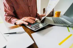 Jak obliczyć zysk z akcji? Prosty sposób na stock ile procent