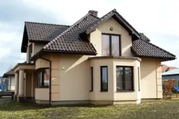 Idealny kolor ogrodzenia do brązowego dachu. Uniknij wpadki stylistycznej!