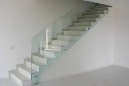 Jakie szkło na balustrady wewnętrzne wybrać? Porównanie typów, zalet i praktycznych wskazówek