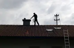 Ile zapłacisz za wizytę kominiarza? Cennik usług w Polsce