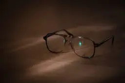 Powłoki antyrefleksyjne, blue light, fotochrom – co warto wybrać?