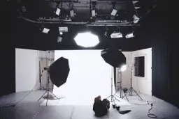 Jak robić zdjęcia z lampą błyskową: unikaj błędów i popraw jakość swoich fotografii