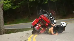 Niebezpieczne zjawisko shimmy: jak rozpoznać i zapobiec drganiom motocykla