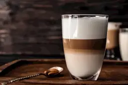 Ile kalorii ma latte - kompletny poradnik o kaloryczności tego napoju