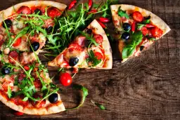 Jak podgrzać pizzę, aby zachować jej smak i chrupkość?
