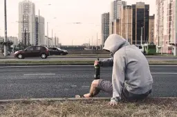 Czy picie alkoholu przed 18 to grzech lekki czy ciężki? Odpowiedź warta uwagi