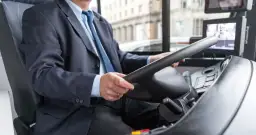Ile zarabia kierowca autokaru? Sprawdź najwyższe pensje w branży