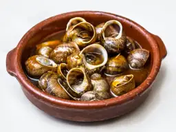 Escargots: Jak przygotować te wyjątkowe ślimaki w masle czosnkowym