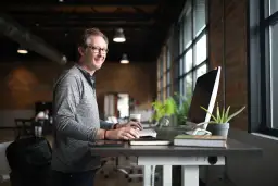 Dlaczego boli Cię kręgosłup podczas pracy przy biurku? Sprawdź, jak ergonomia fotela zmienia codzienny komfort
