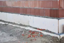 Czy ocieplać fundamenty w starym domu? Oto kluczowe korzyści i porady