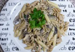 Pyszny makaron penne z kurczakiem i pieczarkami w sosie śmietanowym