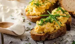 Jakie przyprawy do jajecznicy sprawią, że będzie smakować lepiej?