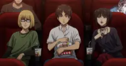 Eren, Armin i Mikasa oglądają "Attack on Titan po polsku" w kinie, zajadając się popcornem.
