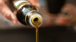 Oliwa z wytłoczyn: Królowa smażenia? Poznaj fakty i mity