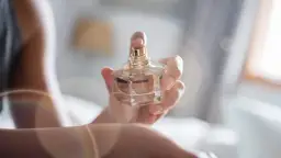 Jak wzmocnić zapach perfum i sprawić, by trwał dłużej?