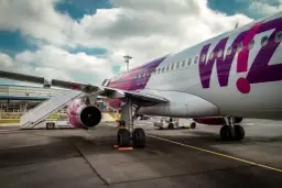 Samolot Wizz Air z fioletowym logo czeka na pasażerów na lotnisku Paryż Beauvais.