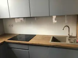 Jak zamontować szkło w kuchni? Przewodnik DIY bez błędów!