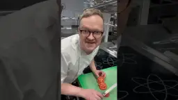 Jak pokroić pomidora do sałatki, aby uniknąć zgniecenia miąższu