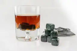 Kamienne czy metalowe kostki do drinków – co wybrać dla lepszego smaku?