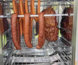 Ile wody do kiełbasy na 10 kg mięsa, aby uniknąć suchej konsystencji?