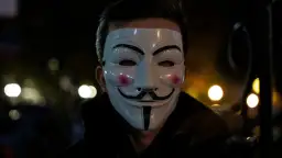 Mężczyzna w masce Guya Fawkesa, symbolu protestu i buntu. Czy to wendeta, co to za siła?