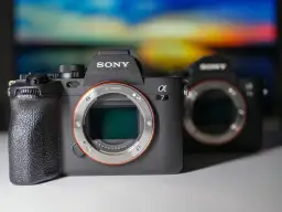 Lustrzanki Sony w 2025: Czy warto kupić? Przewodnik SLT