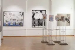 Wystawa sztuki współczesnej: obrazy i instalacje w galerii.