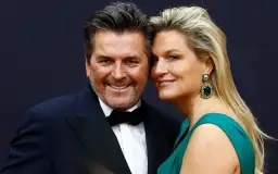 Thomas Anders z żoną z Polski, piękną blondynką w szmaragdowej sukni i efektownych kolczykach, uśmiechają się do obiektywu.