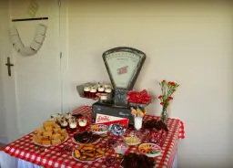 Menu PRL: Przepisy na imprezę w stylu lat 80. w Polsce