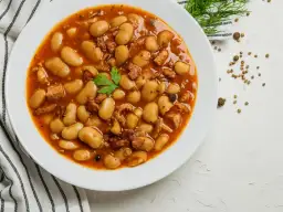 Fasolka po bretońsku dla psa? Toksyczna! Objawy i pierwsza pomoc