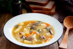 Jakie przyprawy do zupy pieczarkowej, aby wydobyć jej pełny smak?