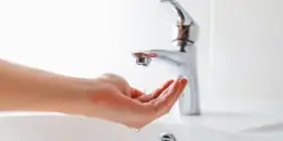 Jak sprawdzić ciśnienie wody w kranie i uniknąć problemów z instalacją