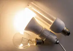 Tradycyjna żarówka i świetlówka energooszczędna, porównanie ich parametrów.