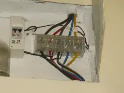 Jaki kabel od licznika do rozdzielni? Uniknij kosztownych błędów